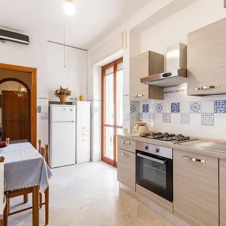 Bella Vista With Seaview Balcony Apartment *