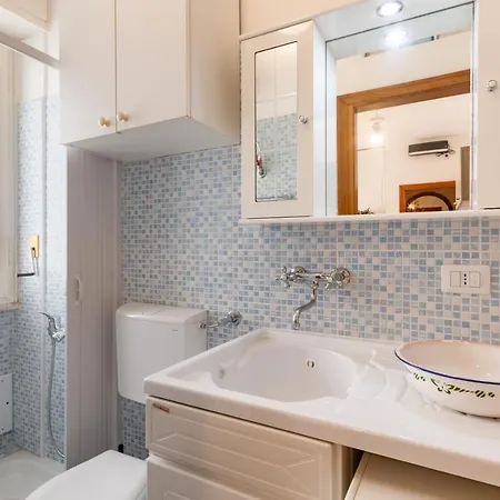 Bella Vista With Seaview Balcony Apartment *